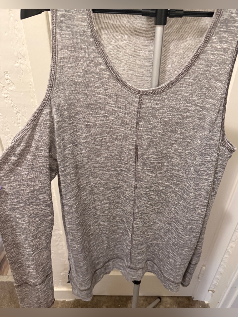 Day trip from buckle Cold-Shoulder Scoop Neck Women's Top in Heather Gray